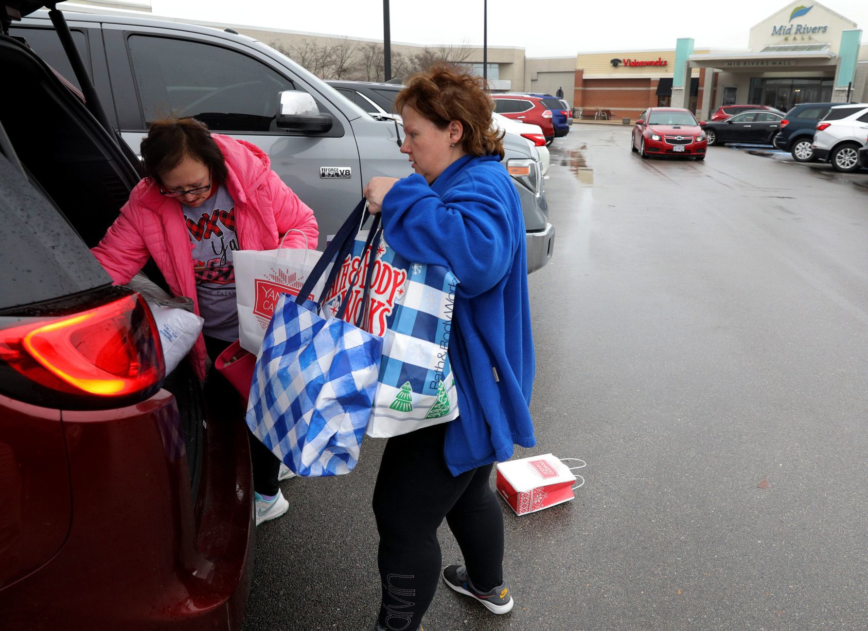 Shoppers search for Black Friday bargains around St. Louis